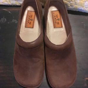 Size 7 Frye slip in shoe EUC Brown